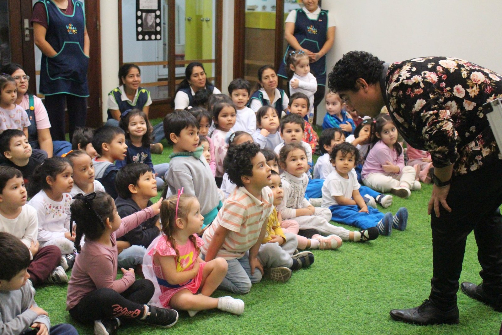 Sala completa de niños de colegio sentados viendo el show de burbujas